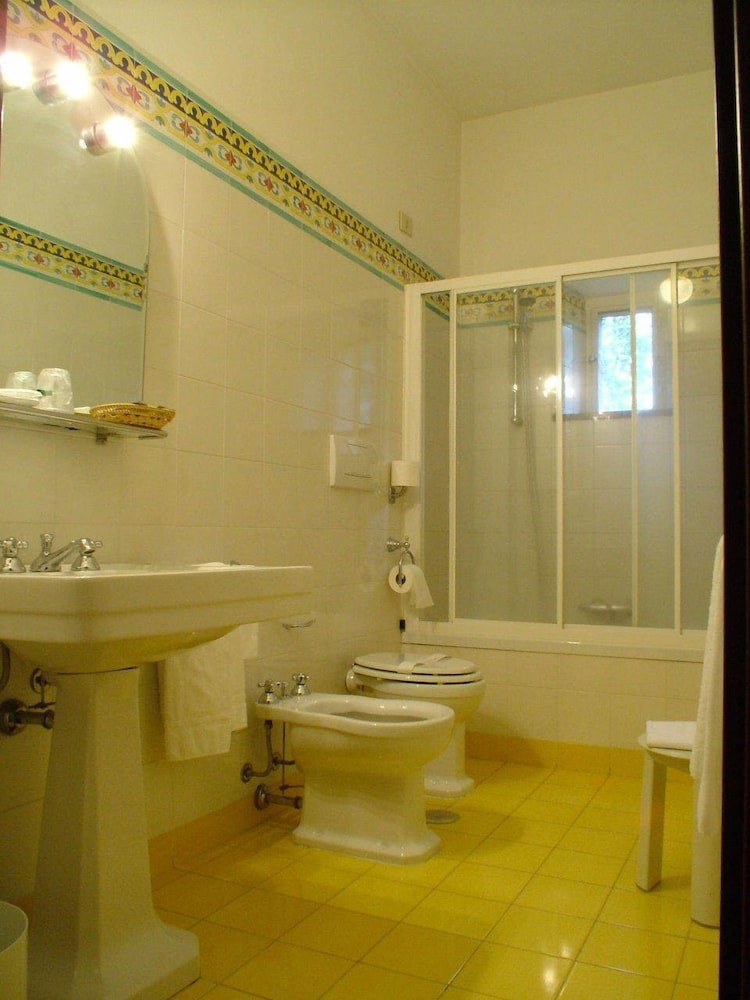 Standard Double Room Single Use photo 2
