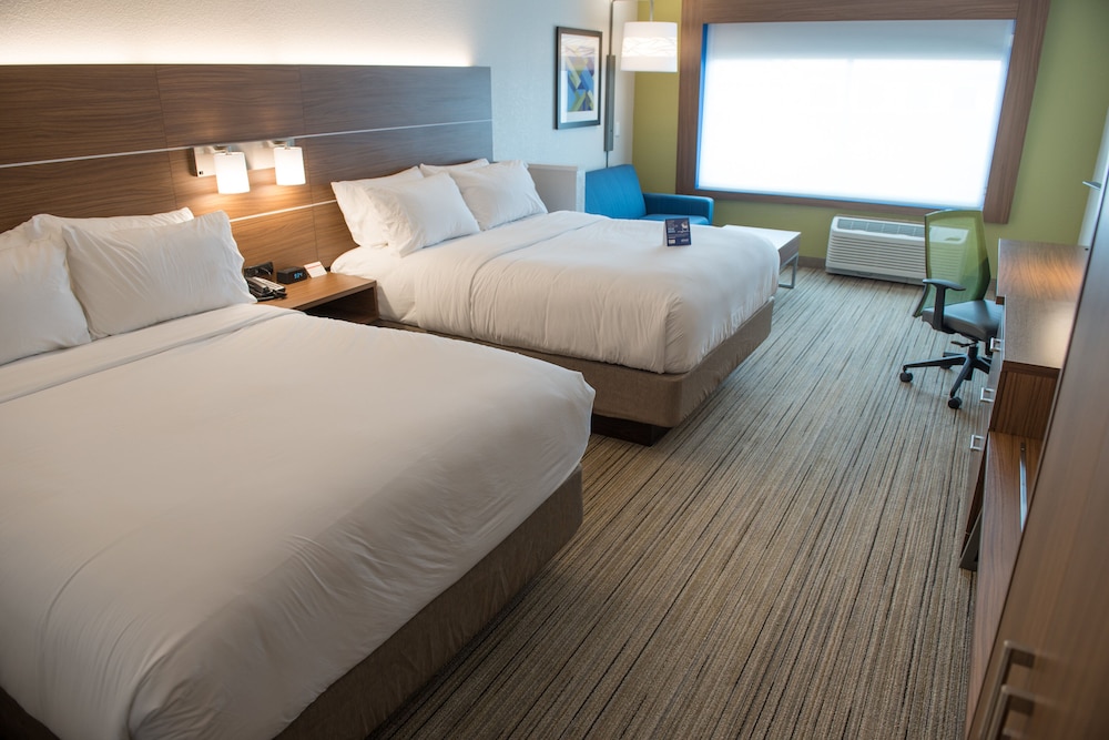 Suite, 2 Queen Beds - Photo 2