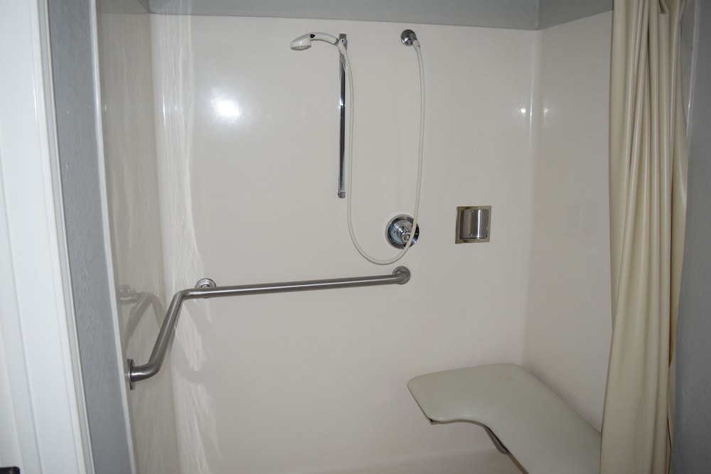 Room, 1 King Bed, Accessible, Non Smoking - Photo 6
