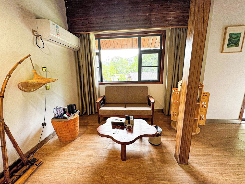 Senior Suite, Hill View