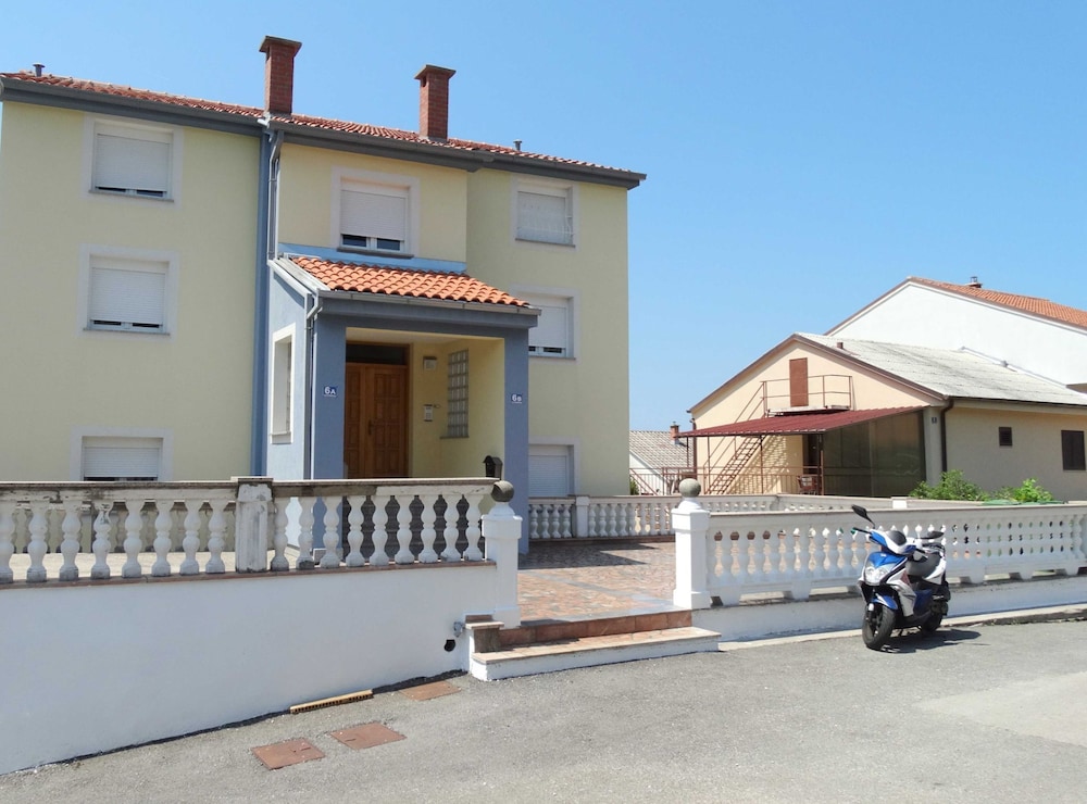 Apartment (One Bedroom Apartment with Sea View a)