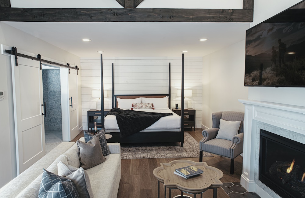 Suite, 1 King Bed (Luxury King Suite, ADA, Patio, Firepl)
