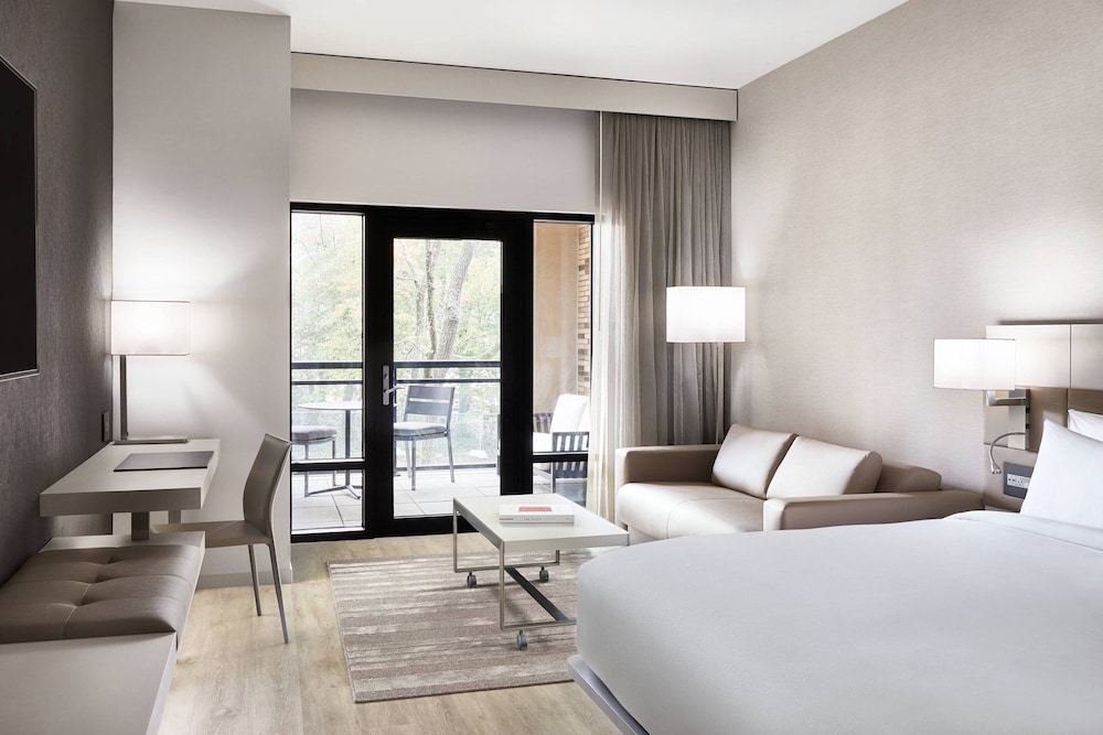 Suite, 1 Bedroom - Photo 3