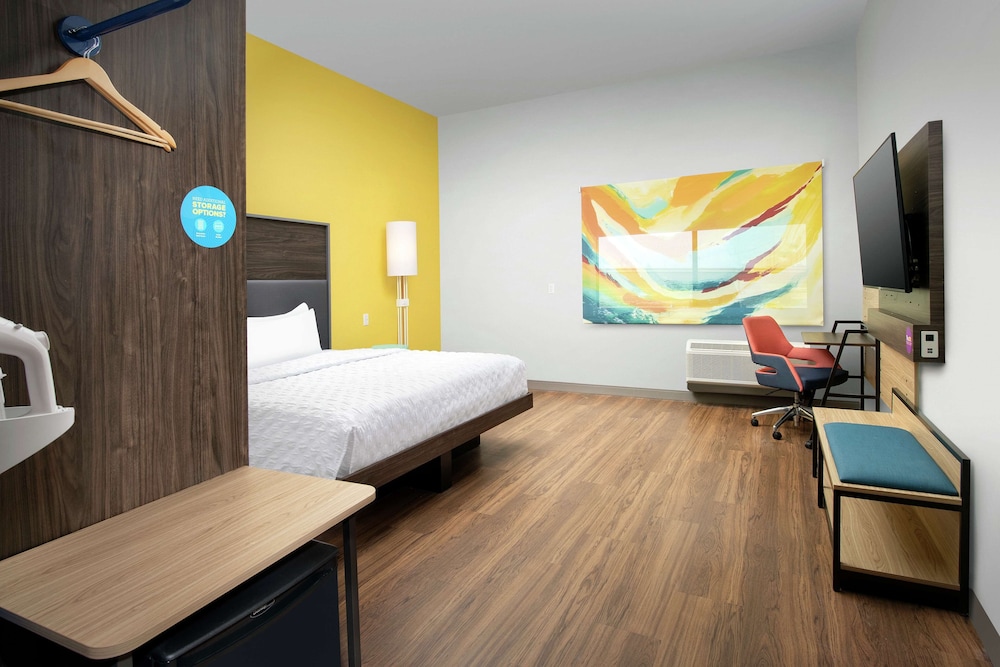 Room, 1 King Bed, Accessible (Hearing) - Photo 1