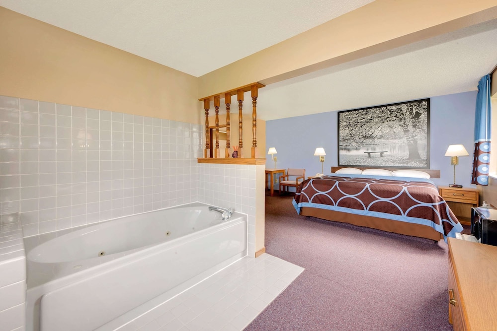 King Suite, 1 King Bed, Jacuzzi Tub photo 1