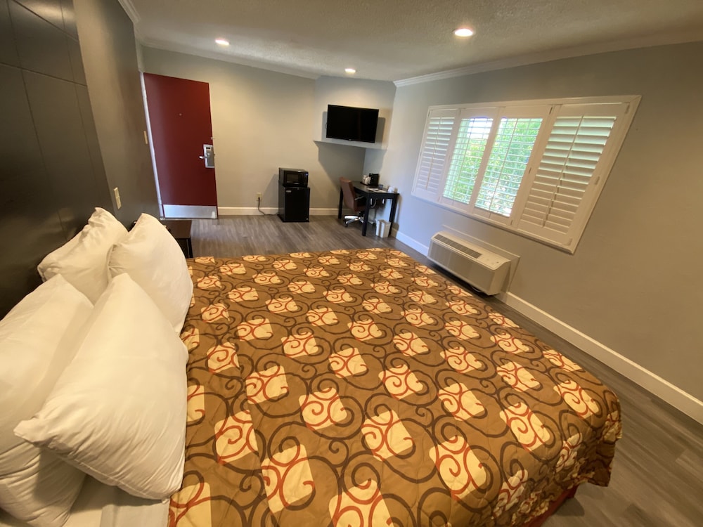 Premium Room, 1 King Bed, Non Smoking, City View photo 2