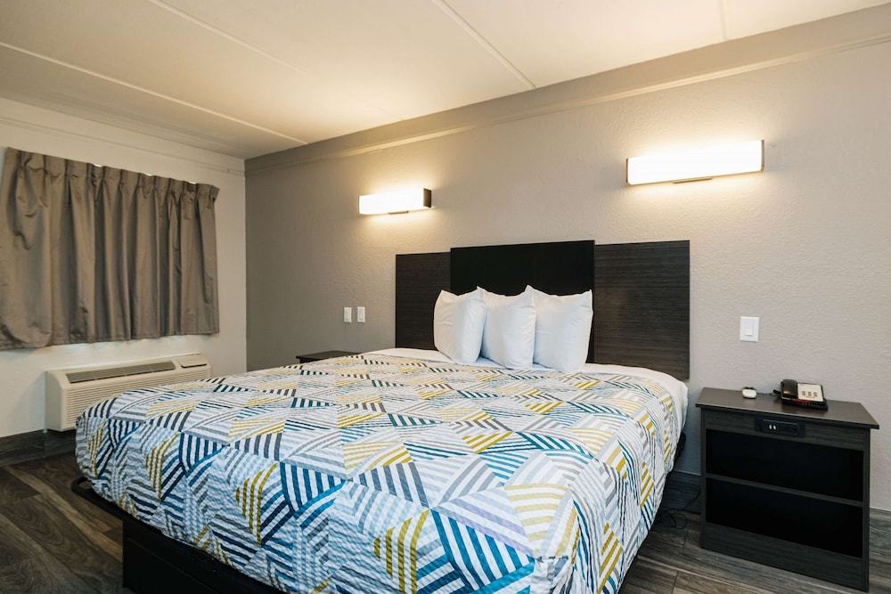 Deluxe Room, 1 King Bed, Non Smoking, Kitchenette photo 3