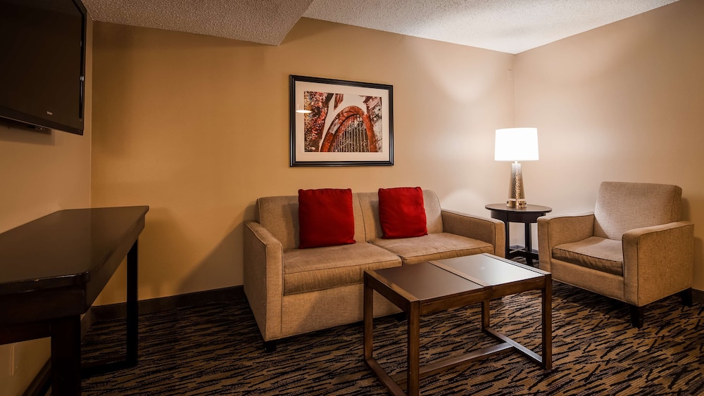 Suite, 1 King Bed, Non Smoking, Refrigerator & Microwave - Photo 1