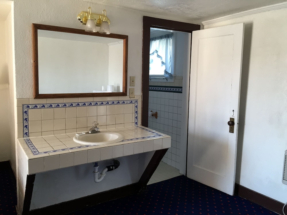Standard Room, 1 Queen Bed photo 3