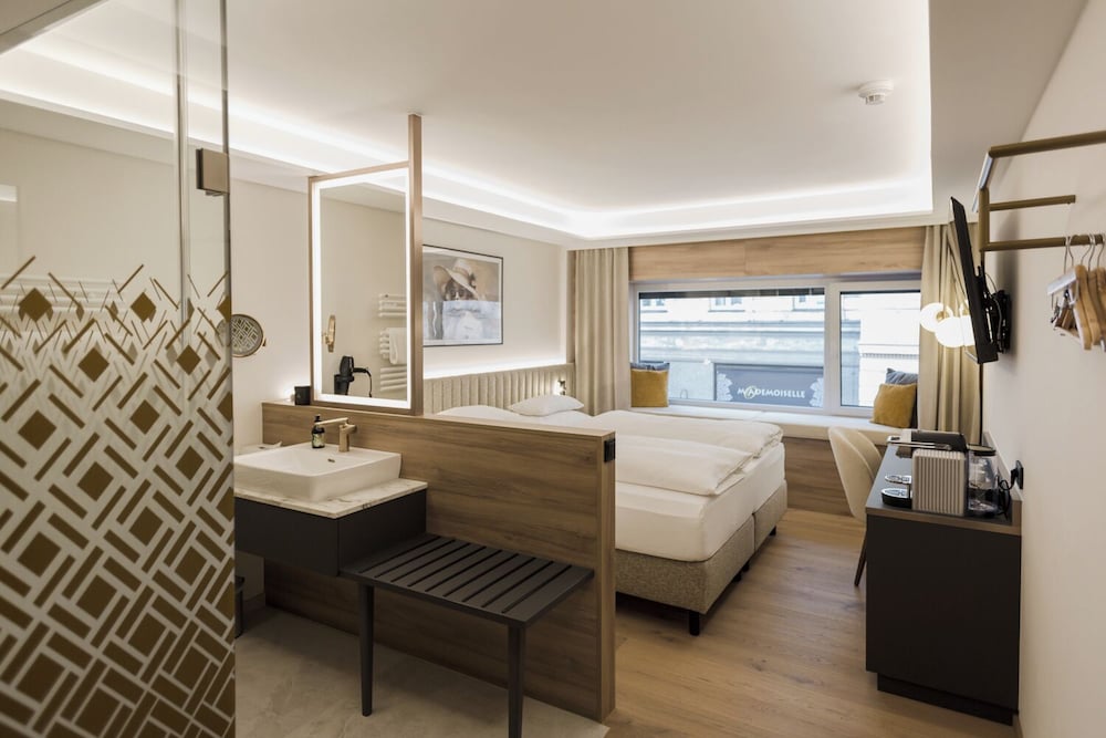 Deluxe Room - Photo 3