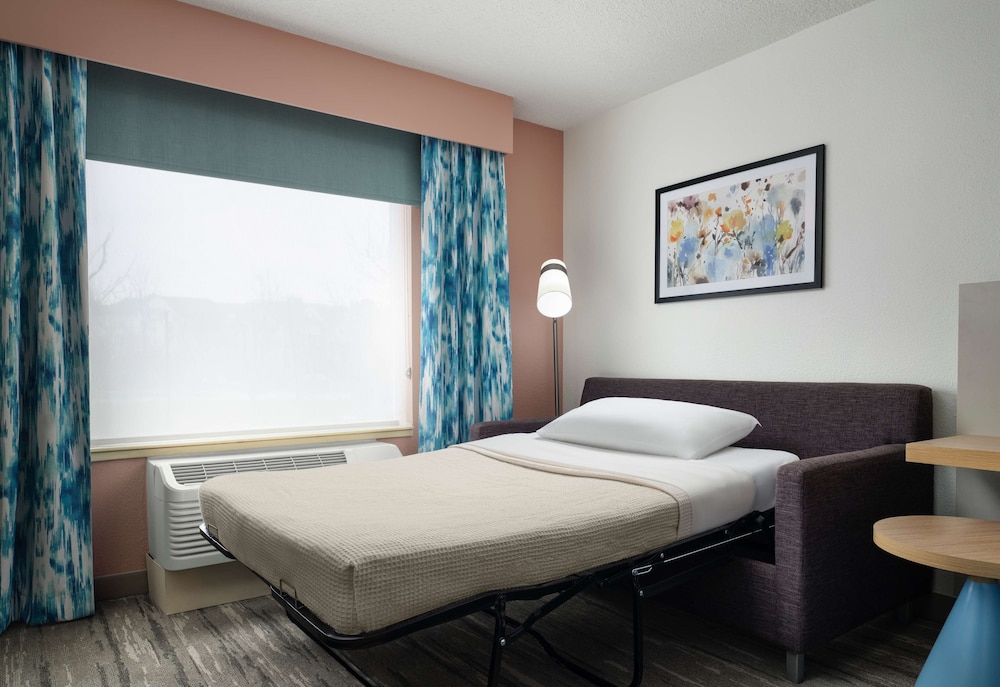 1 King Bed w/Sofabed and Walk-In Shower - Photo 1