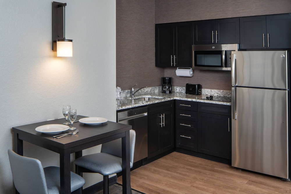 Suite, 1 Bedroom - Photo 3