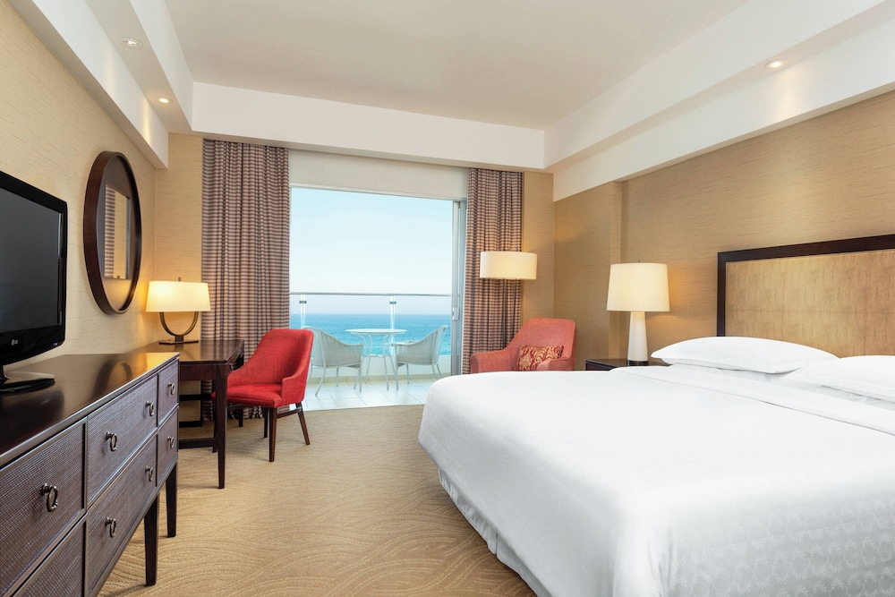 Deluxe Room, 1 King Bed, Balcony (Oceanfront)