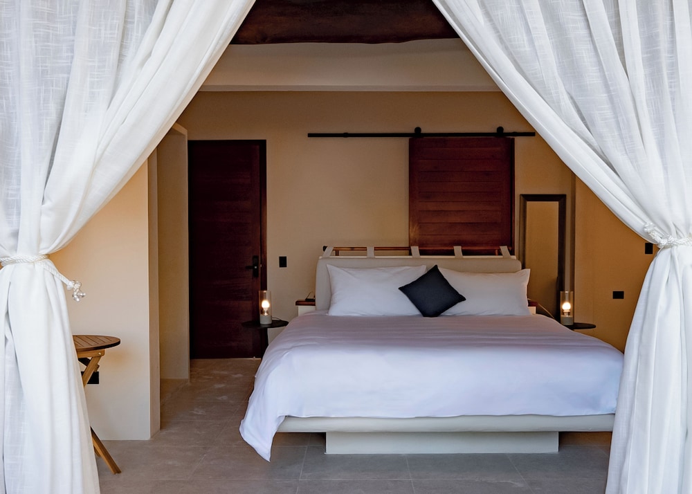 Deluxe Suite, Pool View