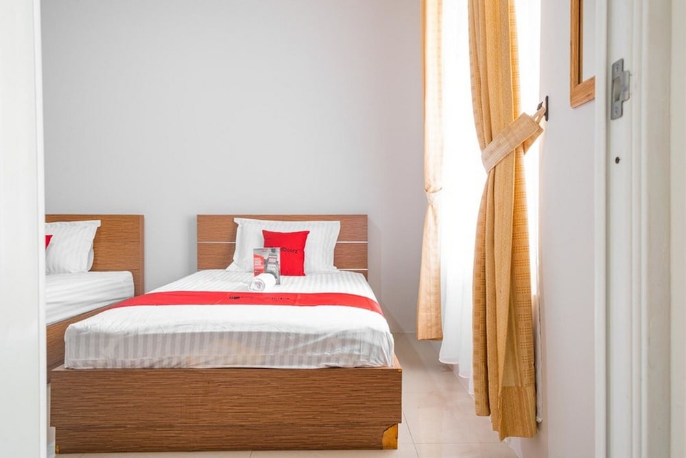 Twin Room (RedDoorz) - Photo 3