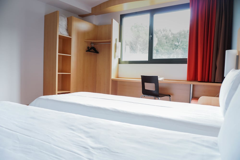 Standard Room, 2 Twin Beds - Photo 2
