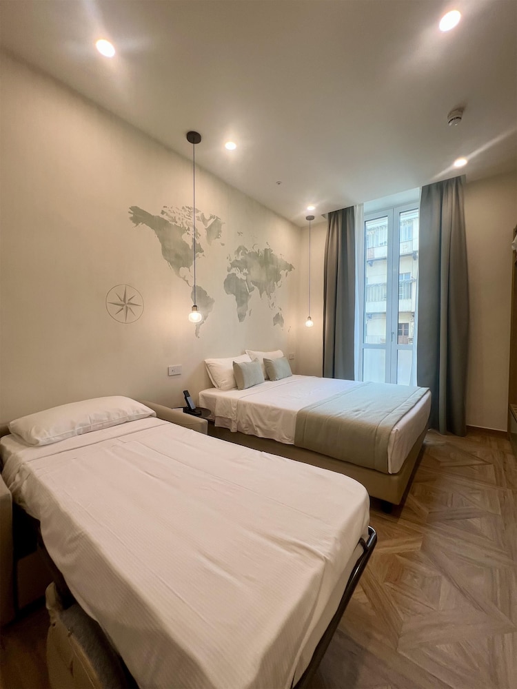Standard Room, 1 Queen Bed, Non Smoking (with Single Sofabed) - Photo 2