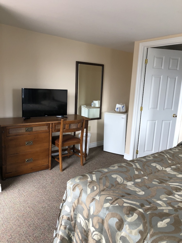 Classic Single Room, 1 Queen Bed, Private Bathroom, Courtyard View photo 2