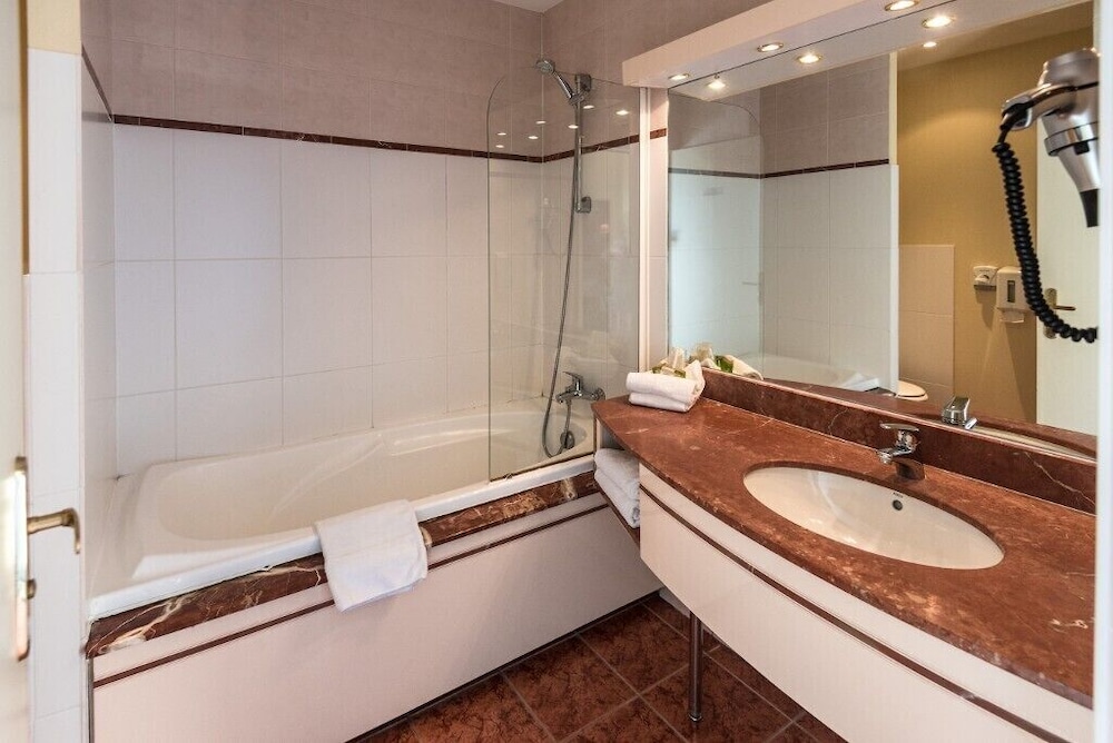 Standard Twin Room, Bathtub, Ground Floor photo 2
