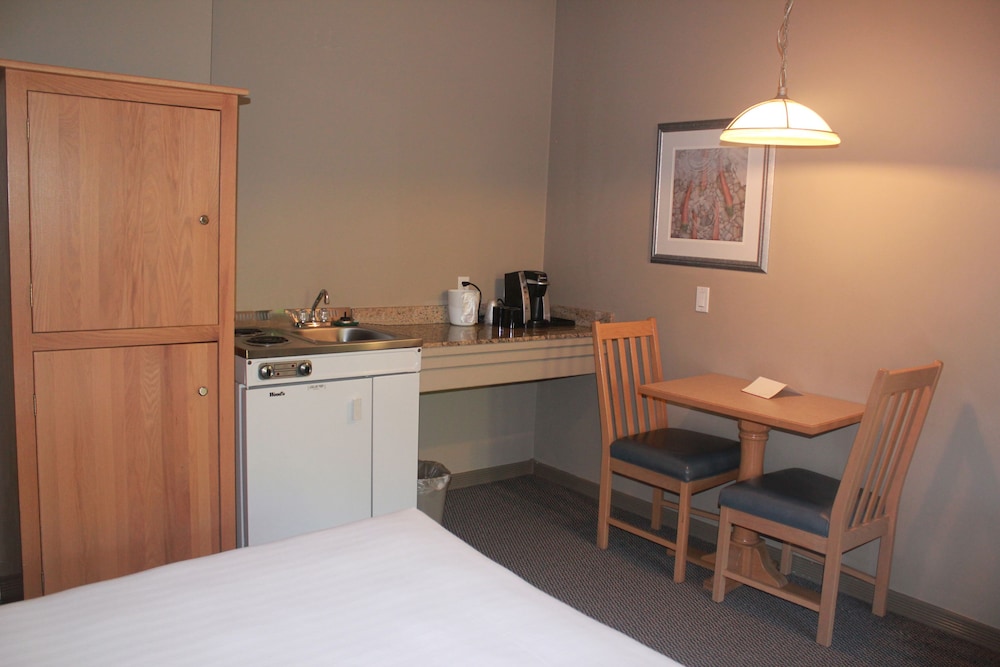 Room, 2 Queen Beds, Kitchenette, Hill View photo 2