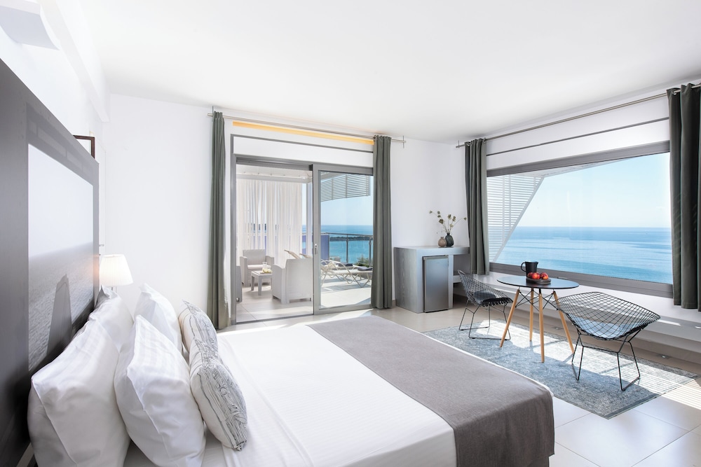 Honeymoon Suite, Sea View