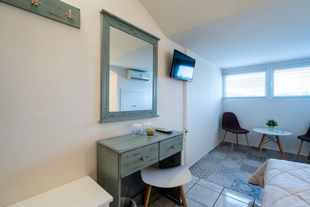 Economy Double Room - Photo 12