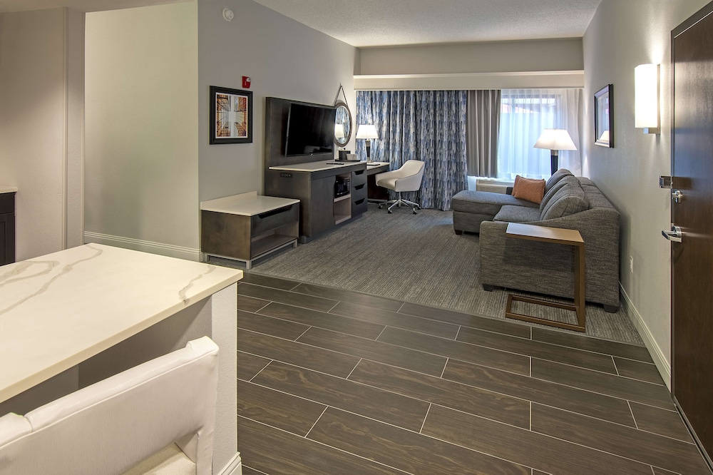 Suite, 1 King Bed, Accessible, Non Smoking - Photo 2