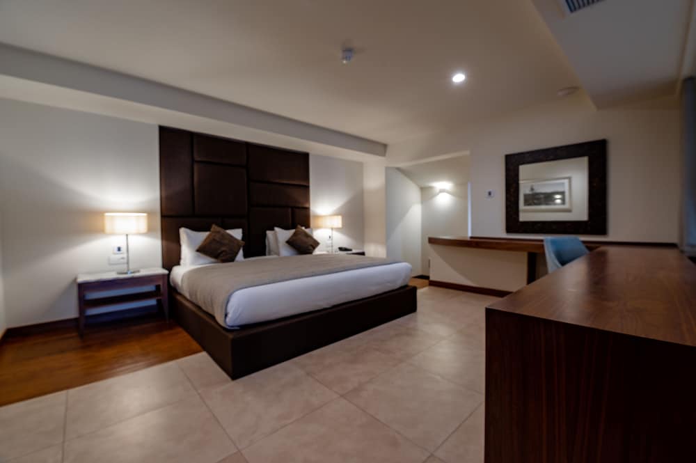 Deluxe Penthouse, Private Pool (Free fully stocked minibar)