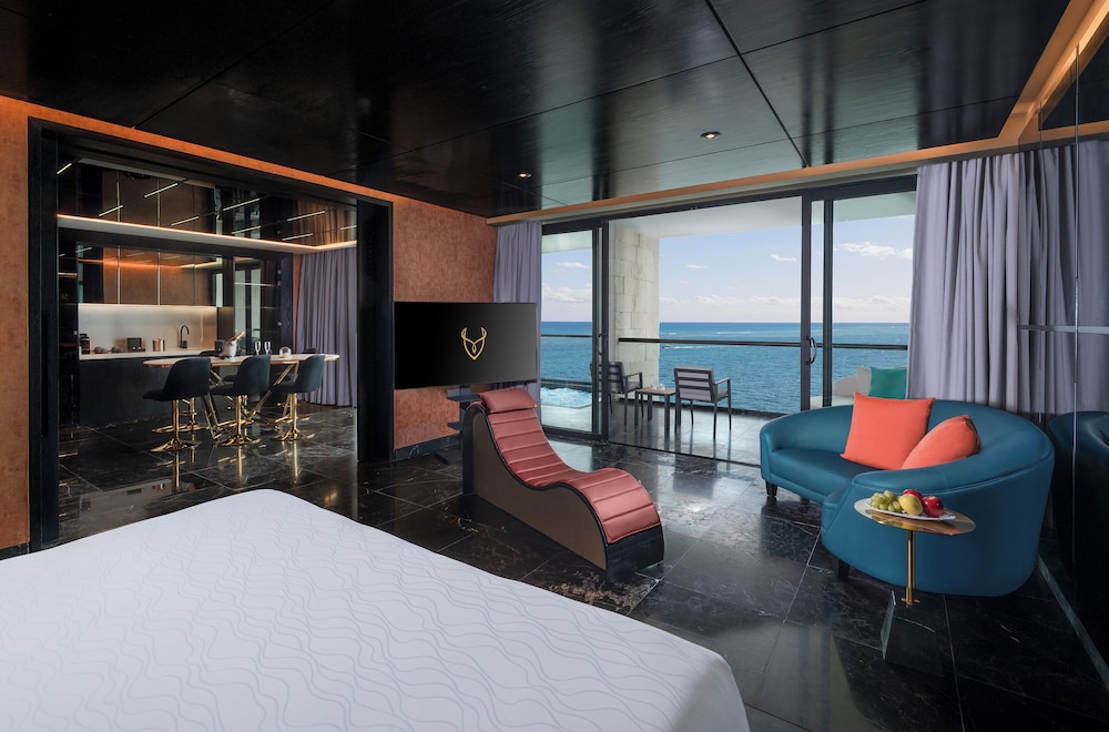 Diamond Ocean View Jacuzzi Suite