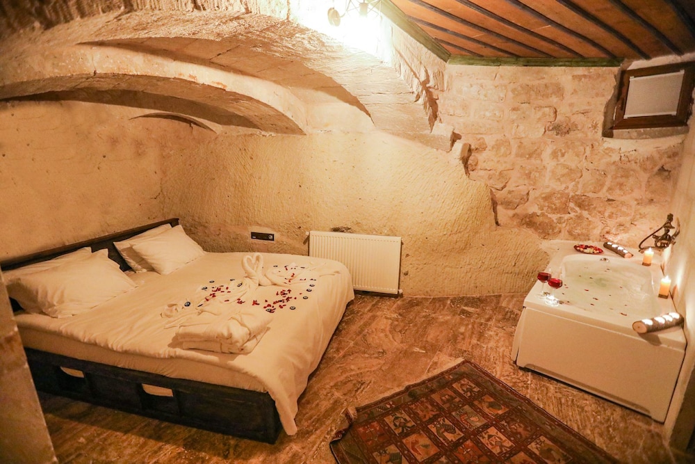 Naz Jacuzzi Deluxe Room - Photo 6