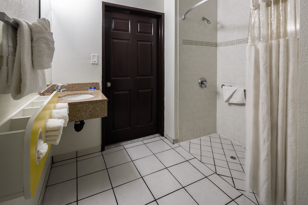 Deluxe Room, 1 King Bed, Non Smoking, Refrigerator & Microwave photo 3