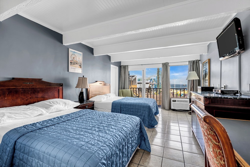 Room, 2 Double Beds, Balcony, Pool View photo 2