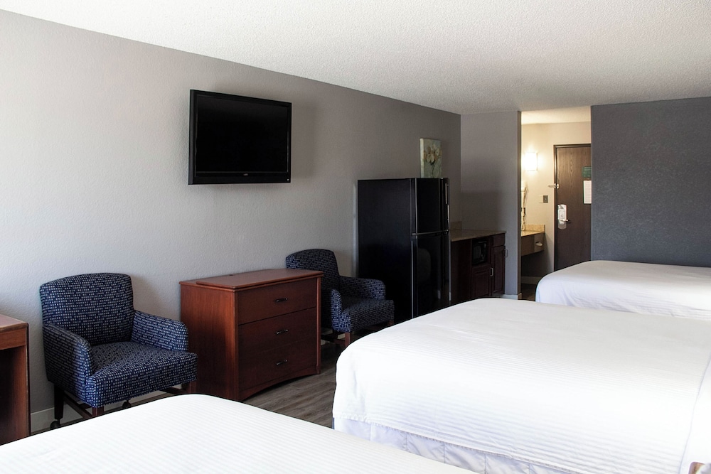 Suite, Multiple Beds (Triple Queen) photo 3