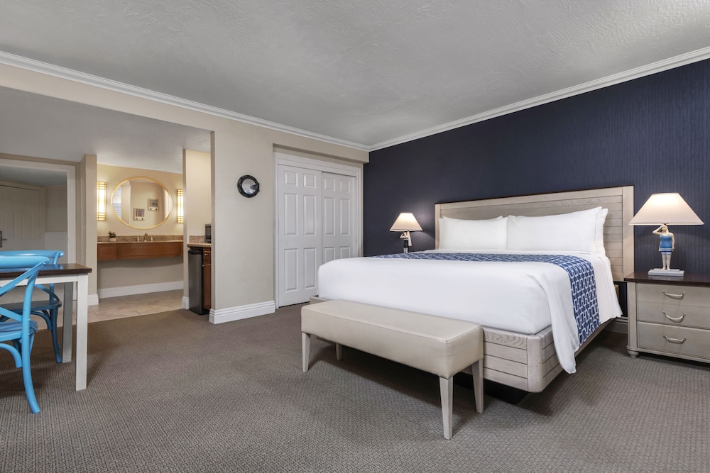 Suite, Multiple Beds, Courtyard View (King & Two Queens, Pet-Friendly) photo 1