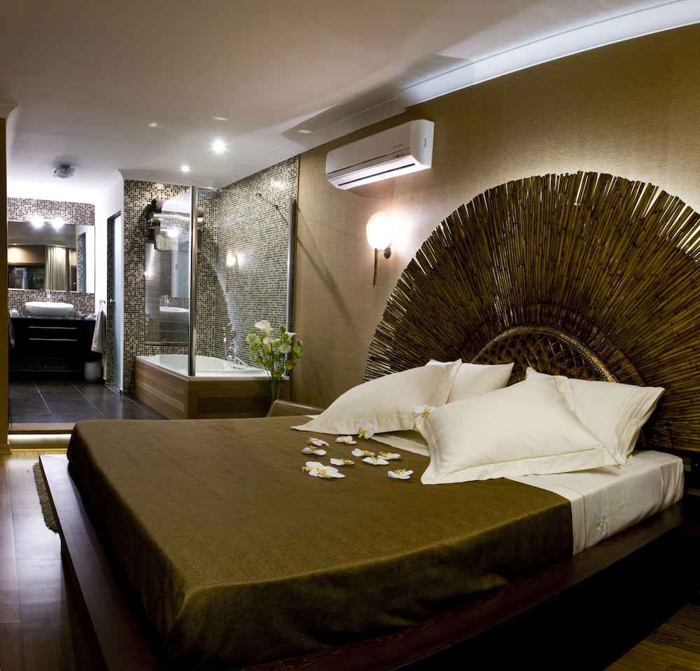 Executive Deluxe Suite with Hot Tub, Terrace & Sea View photo 3