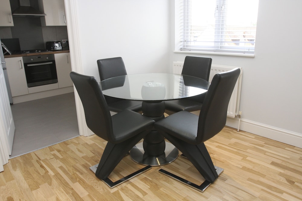 City Apartment, 2 Bedrooms photo 3