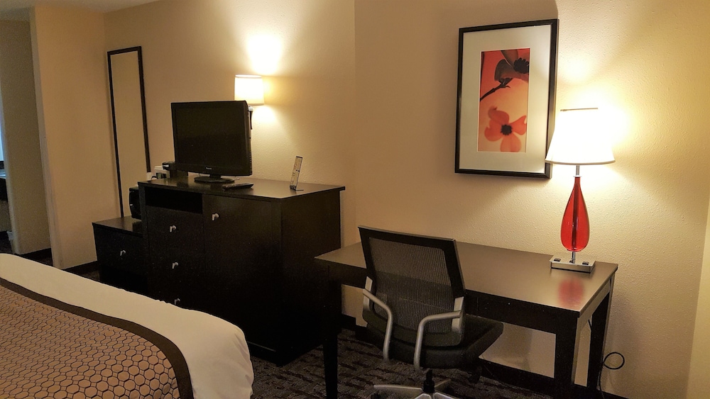 Room, 1 Queen Bed, Accessible, Non Smoking (Mobility) - Photo 4