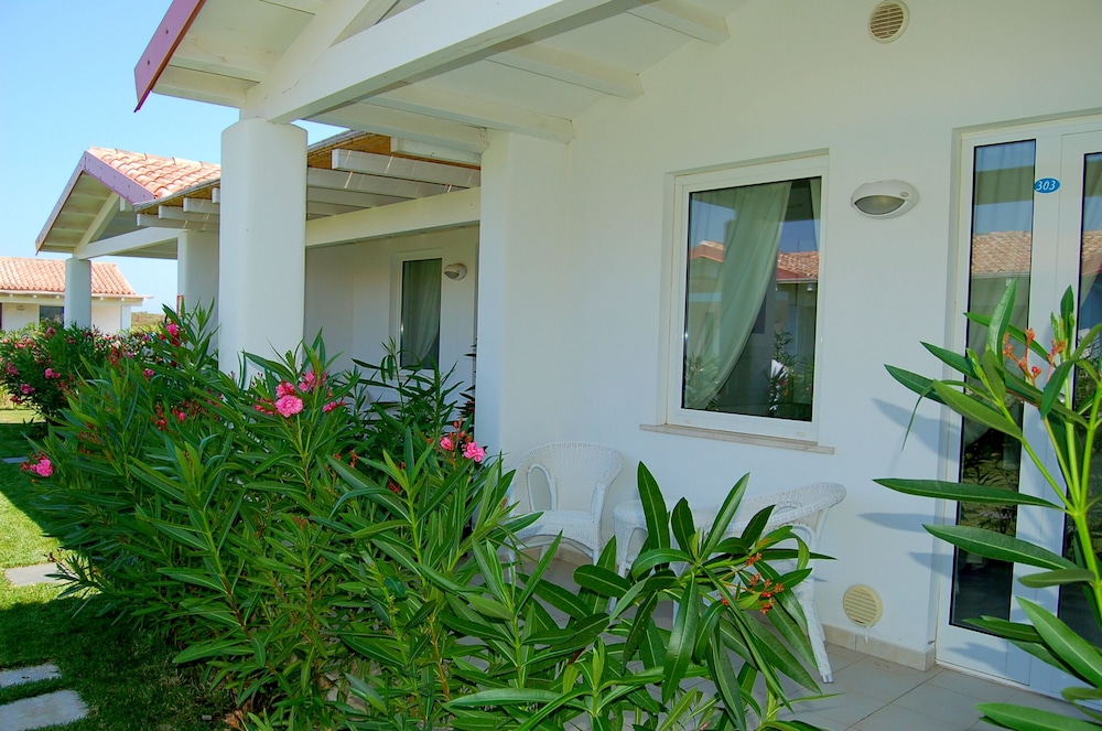 Family Room, Patio, Garden Area photo 3