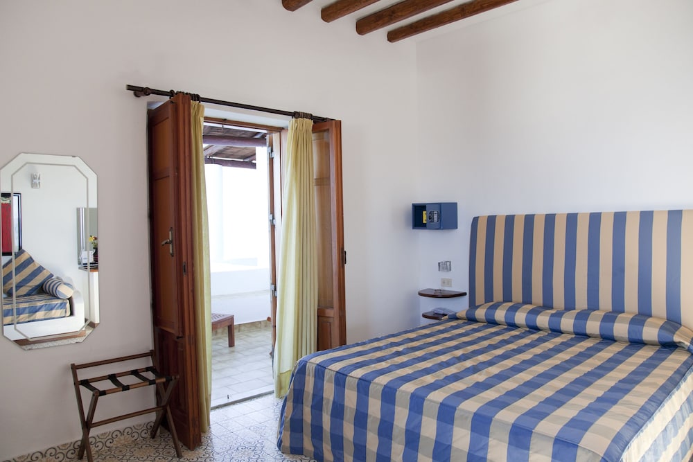 Superior Double Or Twin Room, Terrace, Sea View photo 2