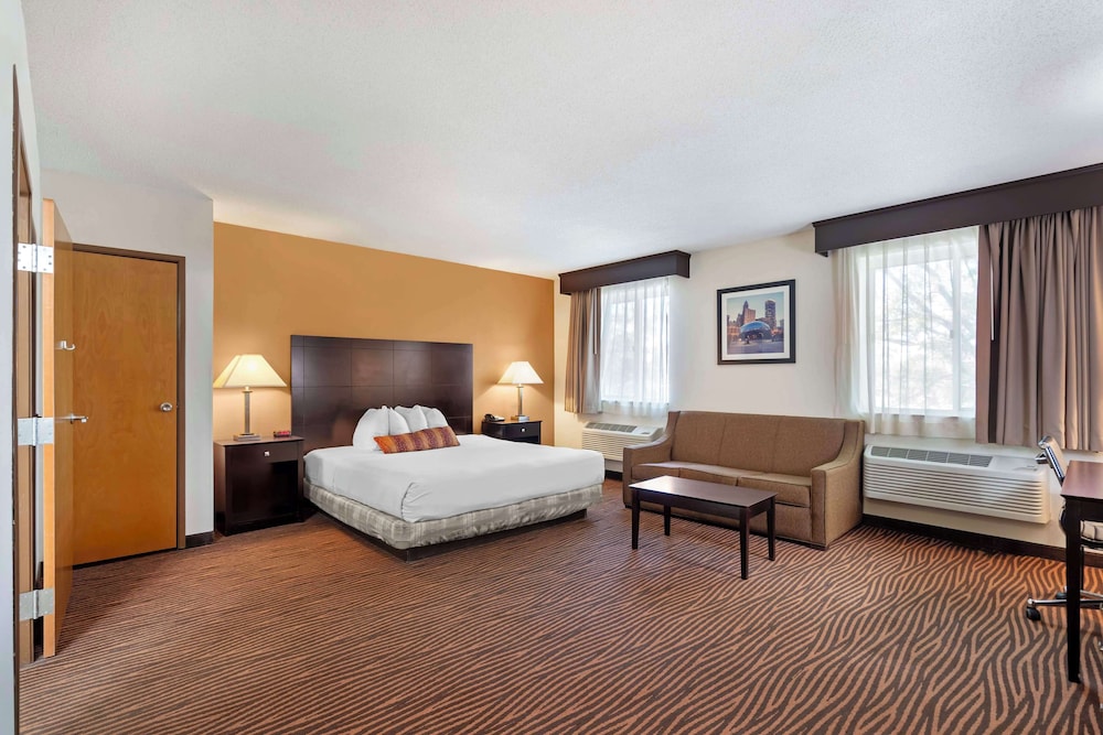 Standard Room, 1 King Bed With Sofa Bed, Accessible, Bathtub (With Sofabed) - Photo 3