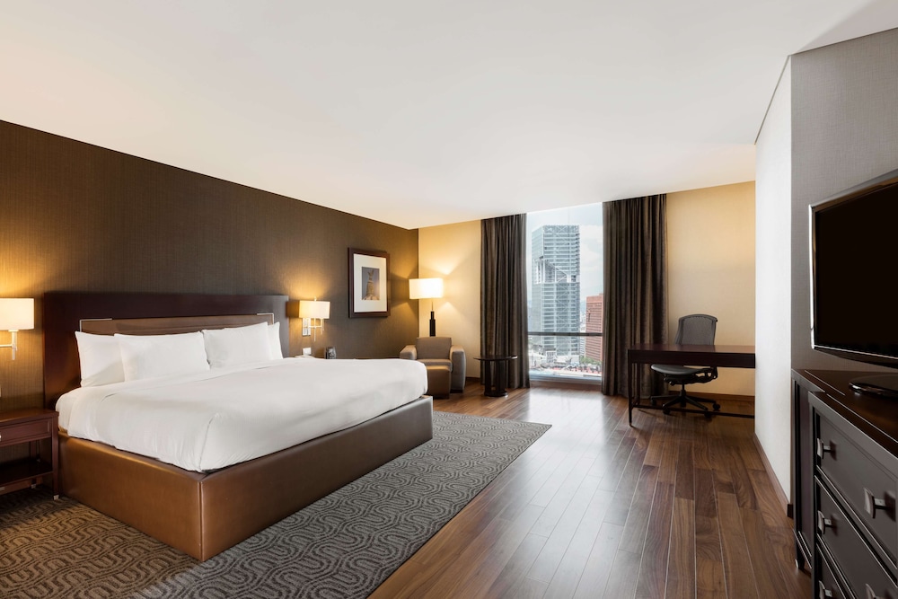 Business Suite, 1 King Bed - Photo 1