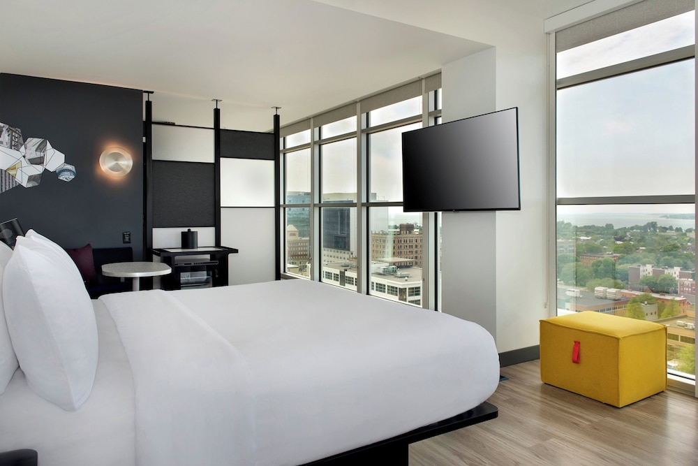 Room, 1 King Bed, Corner (Hearing Accessible) photo 3