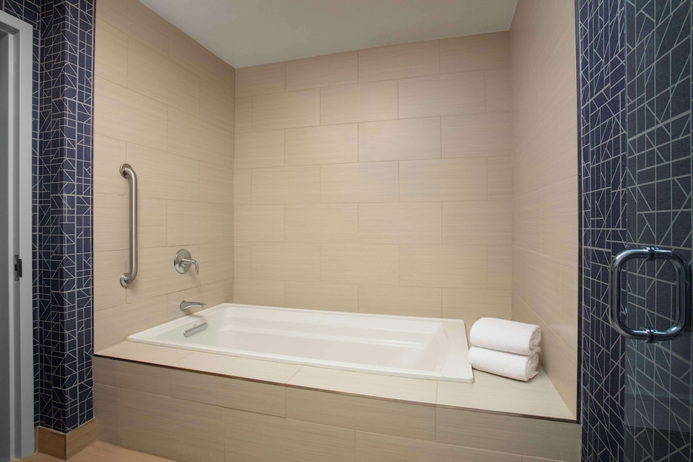 Suite, 1 King Bed, Bathtub - Photo 4