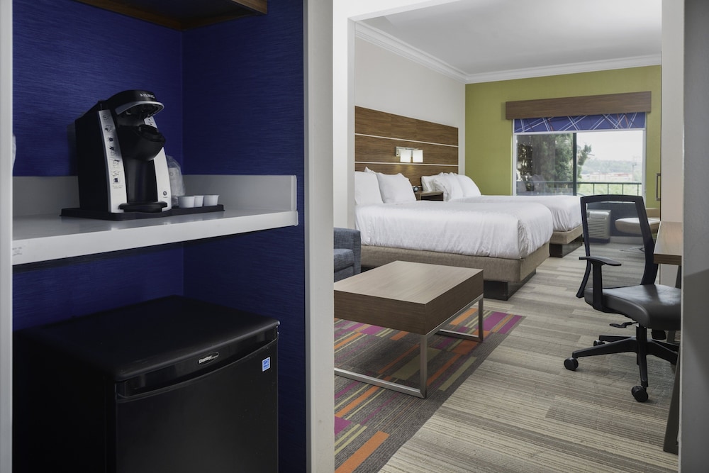 Suite, 2 Queen Beds - Photo 1