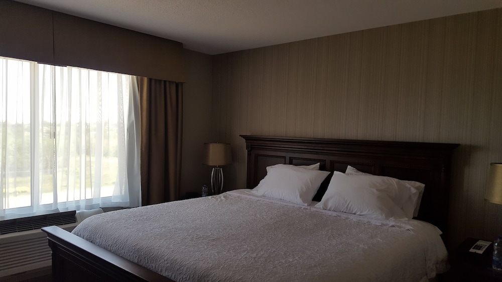 Suite with King Bed & Boardroom - Photo 6