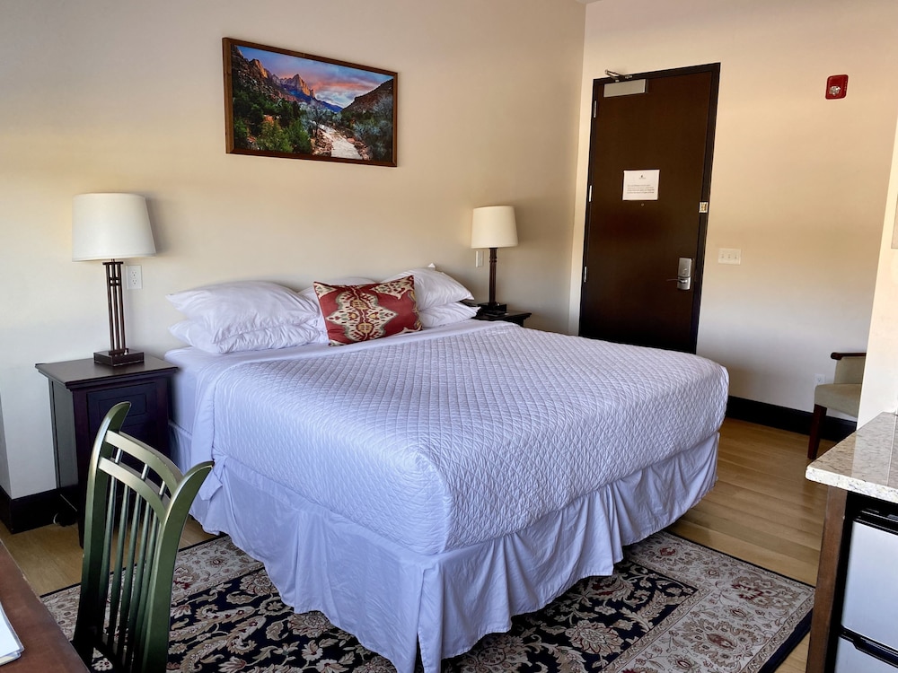 Deluxe Room, 1 King Bed, Non Smoking photo 1