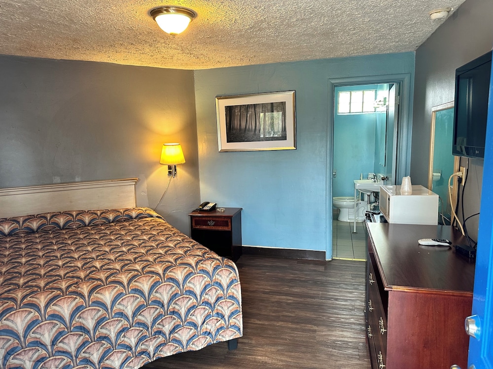Standard Room, 1 King Bed photo 2