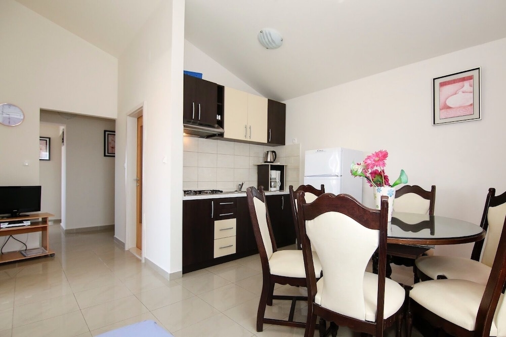 Apartment (Tea - parking and grill, 100 m from s)
