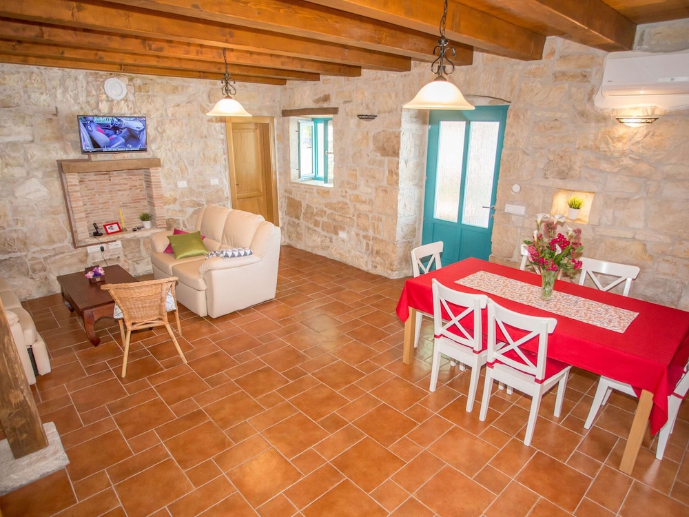 Villa photo 3