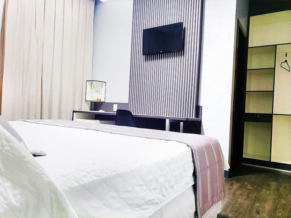 Deluxe Room, 1 Queen Bed photo 3